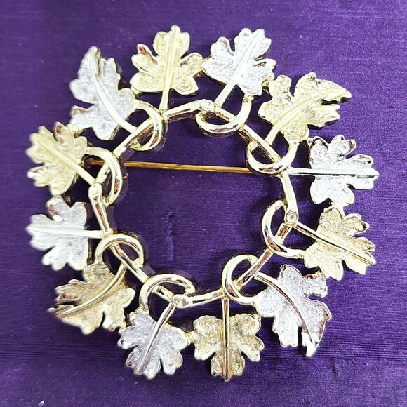 Sarah Coventry Silver Gold Holiday Christmas Wreath Pin & Clip Earrings Set - Picture 5 of 13